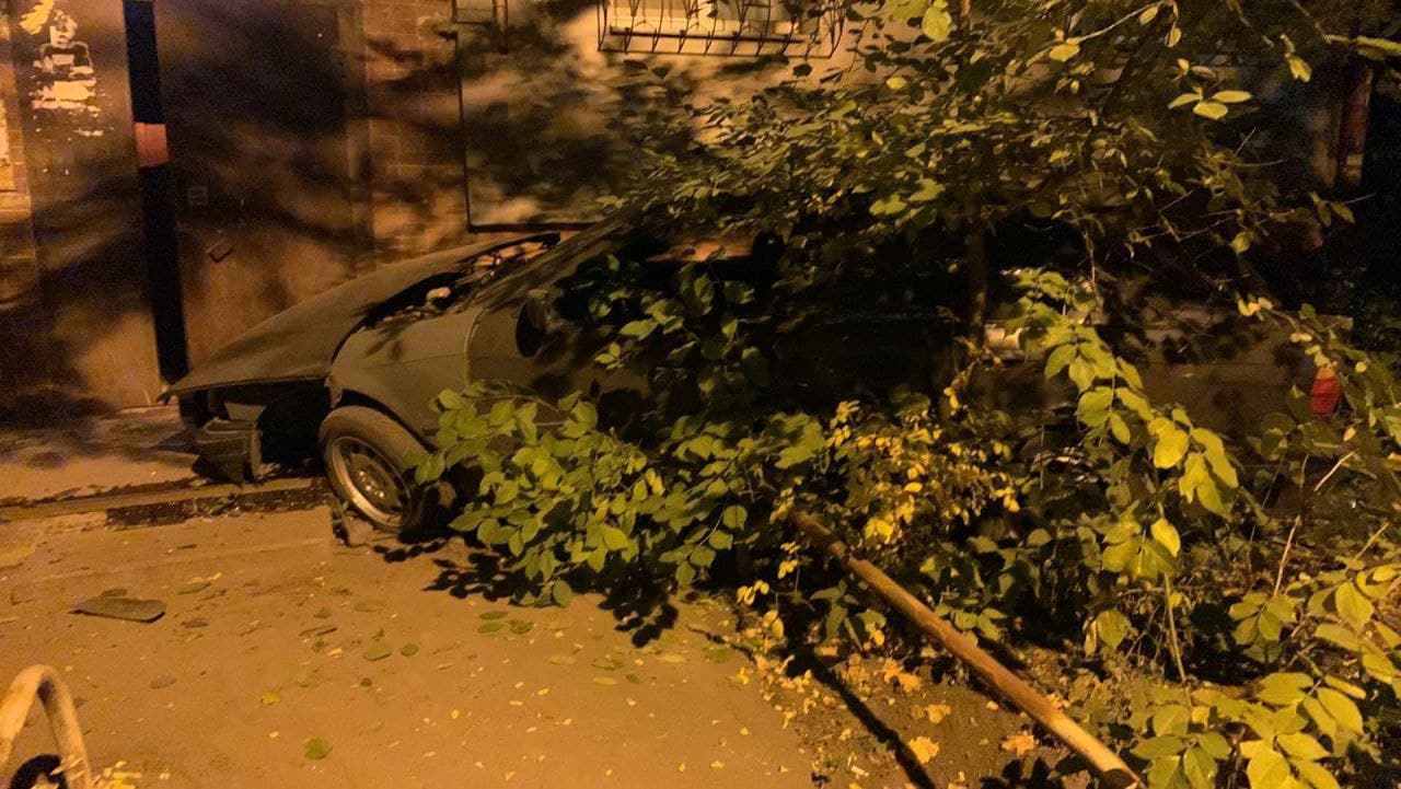 ДТП Харьков: BMW врезался в жилую пятиэтажку на Новых Домах